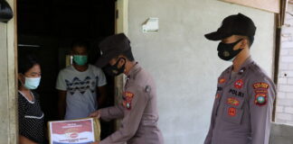 Jumpai Warga, Sikeu Polres Natuna Bagikan Sembako