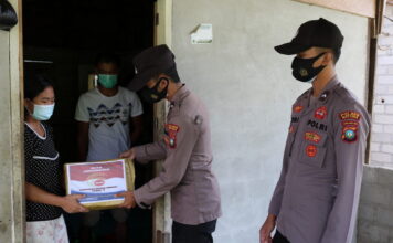 Jumpai Warga, Sikeu Polres Natuna Bagikan Sembako