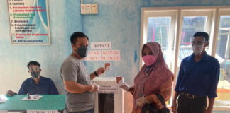 Didampingi Istri, Bupati Lingga Ikut Mencoblos Pilkades Serentak 2021