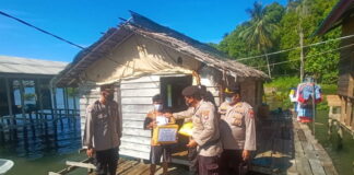 Polres Natuna Sentuh Masyarakat Kelurahan Sedanau, Lewat Bantuan Sembako