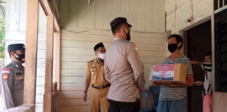 Kapolres Natuna Bagi Sembako ke Warga