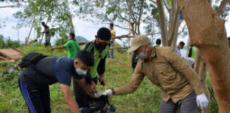 Wakil Bupati Natuna Gotong Royong di Pelabuhan Selat Lampa