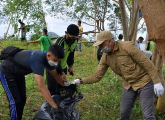 Wakil Bupati Natuna Gotong Royong di Pelabuhan Selat Lampa