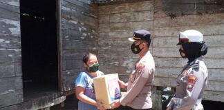 Patroli ke Pedesaan Kapolres Natuna Bagi Sembako