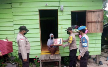 Kapolsek Bunguran Timur Bagi Sembako ke Warga