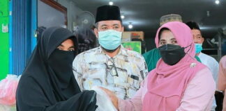 Walikota Tanjungpinang Bersama FKM dan PCNU Bagikan Sembako Untuk Mubalig