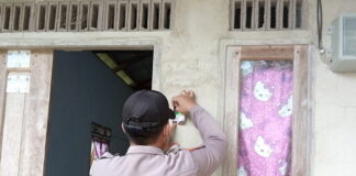 Gerak Cepat Polsek Pulau Laut Tempel Stiker IM di Rumah Warga Positif Covid-19
