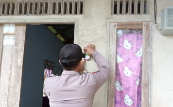 Gerak Cepat Polsek Pulau Laut Tempel Stiker IM di Rumah Warga Positif Covid-19