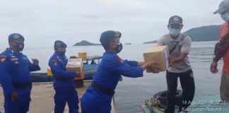 Sapa Nelayan Pesisir, Satpolairud Polres Natuna Bagi Peket Sembako