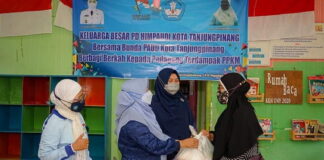 Bunda PAUD Berikan Bantuan Ke Pedagang Terdampak PPKM