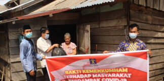 Kantor Imigrasi Kelas II TPI Ranai Berbagi Paket Sembako Dimasa Pandemi