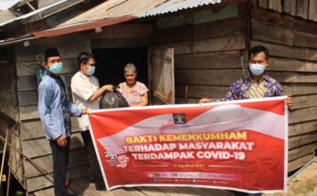 Kantor Imigrasi Kelas II TPI Ranai Berbagi Paket Sembako Dimasa Pandemi