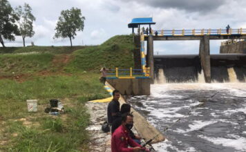 Isi Waktu Luang, Humas Polres Natuna Mancing Ikan Air Tawar di Bendungan Tapau