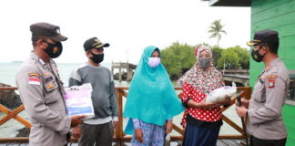 Tinjau Lokasi Isolasi Terpadu Desa Cemaga, Kapolres Bagi Sembako