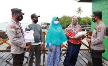 Tinjau Lokasi Isolasi Terpadu Desa Cemaga, Kapolres Bagi Sembako