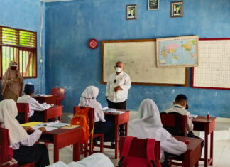 Ketua Komisi I DPRD Natuna Bagikan 1.000 Masker ke Sekolah