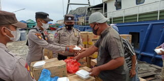 Dapur Umum Polsek Bunguran Barat Bagikan Nasi Bungkus dan Paket Sembako