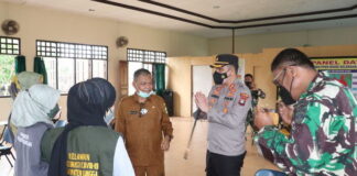 Kapolres Lingga Tinjau Langsung Kegiatan Vaksinasi Door to Door di Kecamatan Singkep