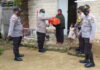 Kapolsek Midai Bagikan Sembako Kepada Warga Terdampak Covid-19