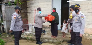 Kapolsek Midai Bagikan Sembako Kepada Warga Terdampak Covid-19