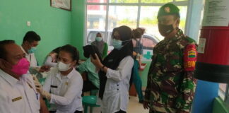 Babinsa Koramil 04/Letung Monitoring Vaksinasi Covid-19 di Puskesmas Jemaja