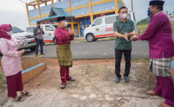 Serahkan Bantuan 2 Unit Ambulance, Ini Pesan Bupati Lingga
