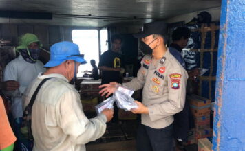 Bagi Masker Gratis ke Warga, Satbinmas Polres Natuna Himbau Protokol Kesehatan