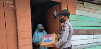 Polres Natuna Bagikan Sembako Kepada Masyarakat Lansia Terdampak Covid-19