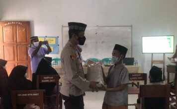 Kunjungi Ponpes Madinatunnajah Binjai, Kapolres Natuna Bagi Sembako, Himbau Pentingnya Prokes dan Vaksinasi