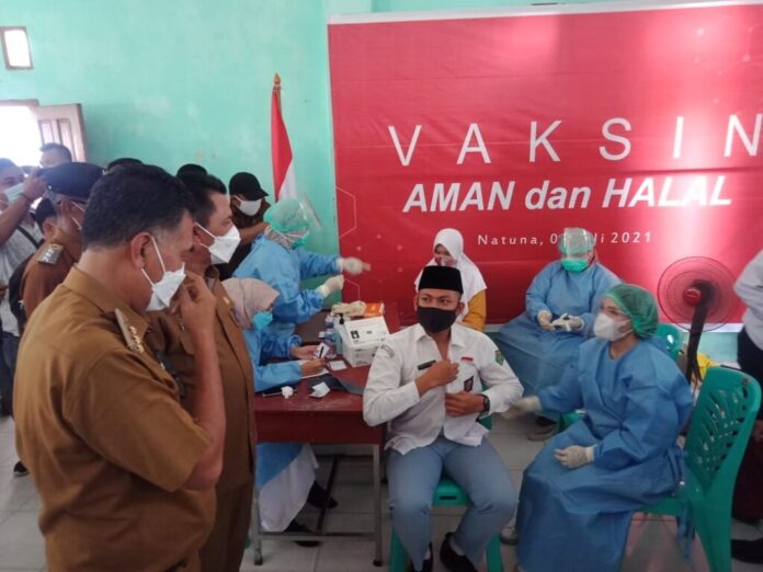 Bupati-Natuna-Wan-Siswandi-menemani-Gubernur-Kepri-Ansar-Ahmad-membuka-pencanangan-vaksinasi-remaja-beberapa-waktu-lalu