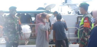 Babinsa Koramil 04/Letung Pantau Aktivitas Turun Naik Penumpang di Pelabuhan Berhala Letung