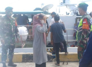 Babinsa Koramil 04/Letung Pantau Aktivitas Turun Naik Penumpang di Pelabuhan Berhala Letung