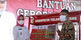 Pemkab Tuba Serahkan Bantua Program Kreatif Mandiri Kepada Kelompok Pengajian Muslimat