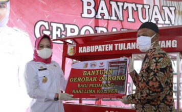 Pemkab Tuba Serahkan Bantua Program Kreatif Mandiri Kepada Kelompok Pengajian Muslimat