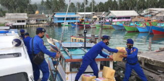 Satpolairud Polres Natuna Serahkan Bantuan Sembako dan Nasi Kotak ke Nelayan