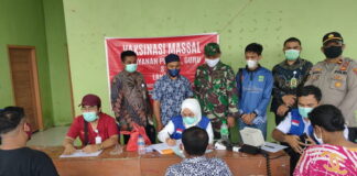 Bersama TNI-Polri, Kasi Pemerintahan Kecamatan Katang Bidare Pantau Vaksinasi di Dusun II Pulau Baru