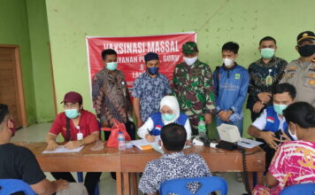 Bersama TNI-Polri, Kasi Pemerintahan Kecamatan Katang Bidare Pantau Vaksinasi di Dusun II Pulau Baru