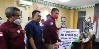 Bupati Natuna Serahkan Santunan dari BPJS ke Ahli Waris