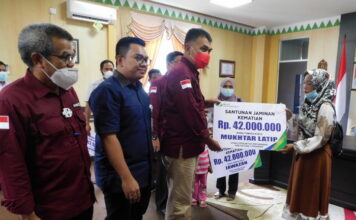 Bupati Natuna Serahkan Santunan dari BPJS ke Ahli Waris