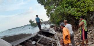 Manfaatkan Aset Bekas, Kades Busung Panjang Rehap Pompong Untuk Transportasi Sekolah