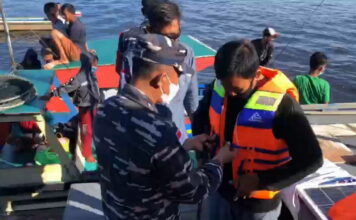Lanal Ranai Bagikan Life Jacket Gratis ke Nelayan Tradisional