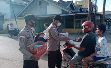 Sat Binmas Polres Natuna Bagikan Sembako Kepada Masyarakat Terdampak Covid-19