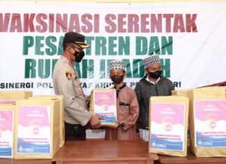 Polres Natuna Gelar Vaksinasi Serentak dan Bagikan Paket Sembako Ke Pondok Pesantren