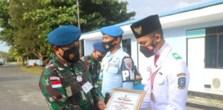 Danlanud RSA Beri Penghargaan dan Uang Pembinaan Kepada Anggota Paskibraka 2021
