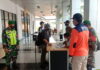 Babinsa Koramil 04/Letung Bersama Satgas Covid -19 Kecamatan Jemaja Timur, Lakukan Pengaman Naik Turun penumpang Pesawat Wings Air