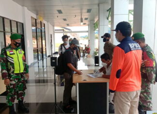 Babinsa Koramil 04/Letung Bersama Satgas Covid -19 Kecamatan Jemaja Timur, Lakukan Pengaman Naik Turun penumpang Pesawat Wings Air