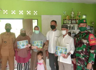 Babinsa Serda Syamsul Fahri Dampingi Kades Rewak Salurkan BLT DD