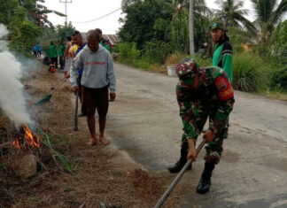 Babinsa Serda Syamsul Fahri Gelar Goro Bersama Warga Desa Landak