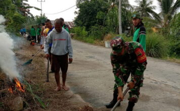 Babinsa Serda Syamsul Fahri Gelar Goro Bersama Warga Desa Landak