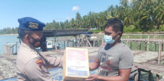 Satpol Airud Polres Natuna Salurkan Bantuan Sosial Kepada Nelayan Pesisir